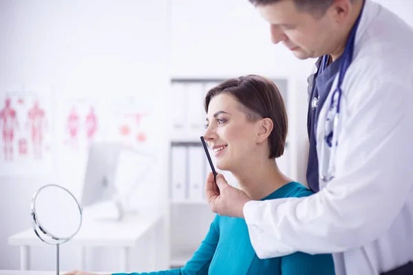 El paciente y su médico en consultorio médico — Foto de Stock