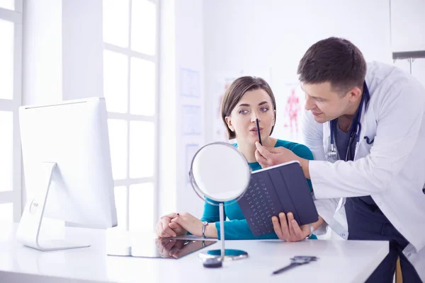 Patienten och hans läkare på läkarmottagningen — Stockfoto