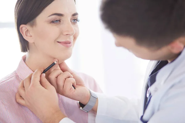 El paciente y su médico en consultorio médico — Foto de Stock