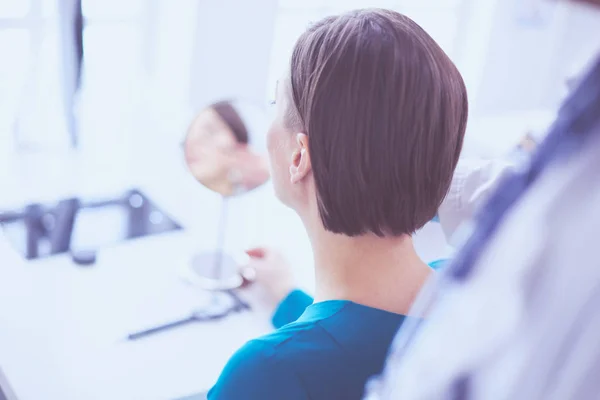 Il paziente e il suo medico nello studio medico — Foto Stock