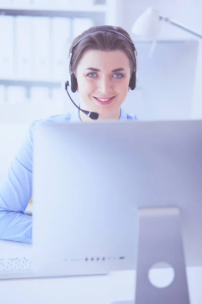 Ernsthafte hübsche junge Frau arbeitet als Telefonistin mit Headset im Büro — Stockfoto