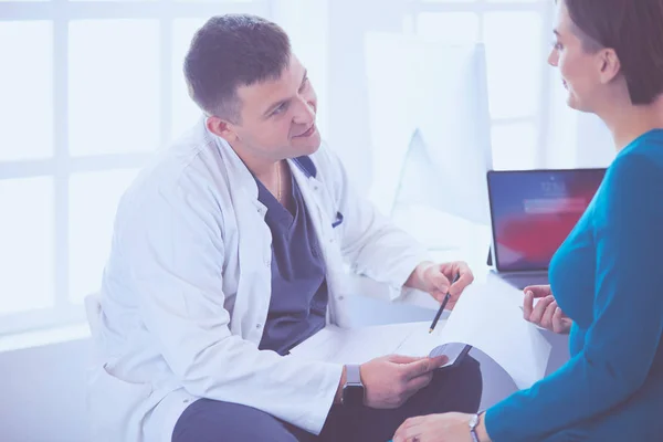 Il paziente e il suo medico nello studio medico — Foto Stock