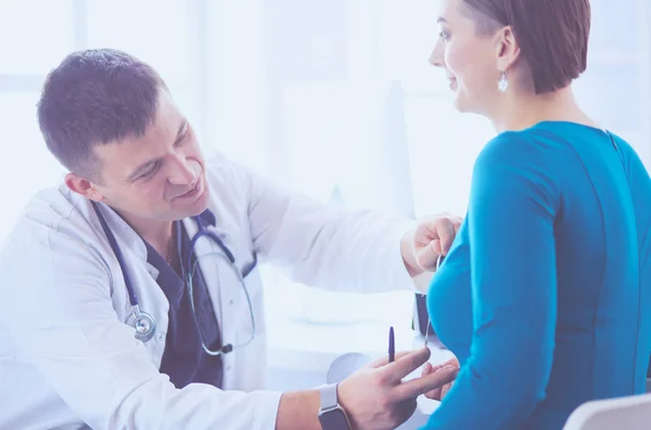 O paciente e seu médico em consultório médico — Fotografia de Stock