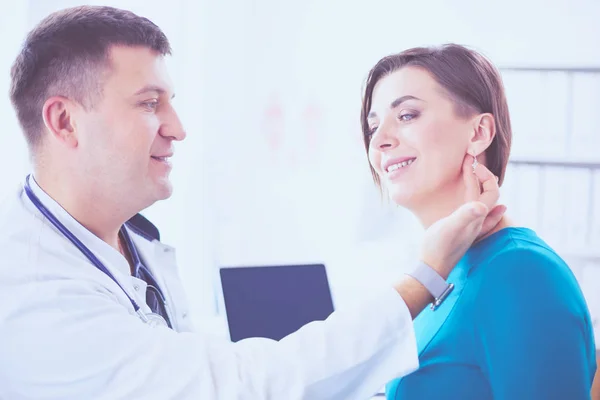 O paciente e seu médico em consultório médico — Fotografia de Stock