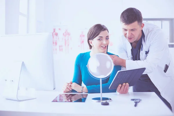 Il paziente e il suo medico nello studio medico — Foto Stock