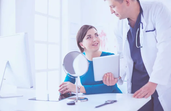 Il paziente e il suo medico nello studio medico — Foto Stock