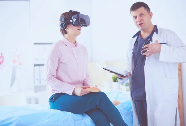 Paciente com óculos VR no conceito de telemedicina — Fotografia de Stock