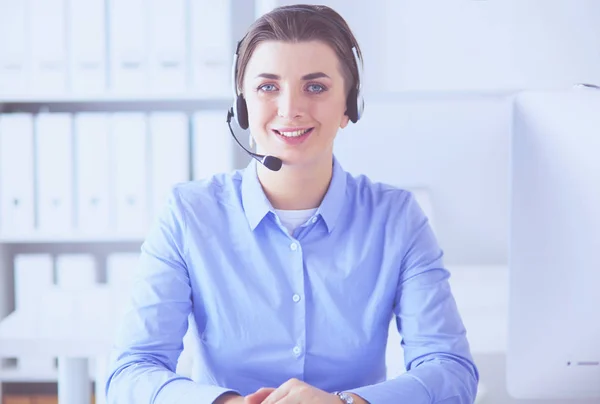 Komoly csinos fiatal nő dolgozik támogató telefon kezelő fülhallgató az irodában — Stock Fotó