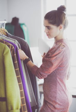 Askıları olan güzel bir stilist.