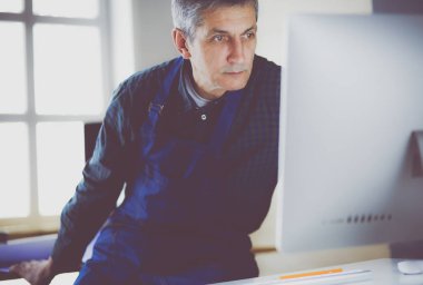 Ofisteki çizim masasında çalışan mimar