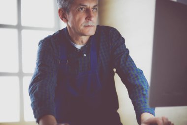 Ofisteki çizim masasında çalışan mimar