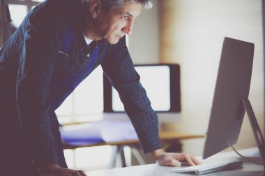 Ofisteki çizim masasında çalışan mimar