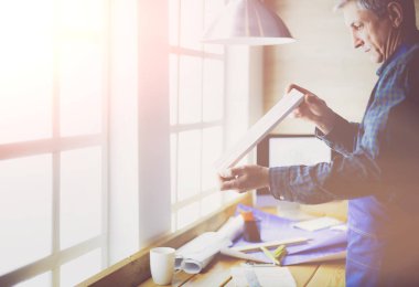 Ofisteki çizim masasında çalışan mimar