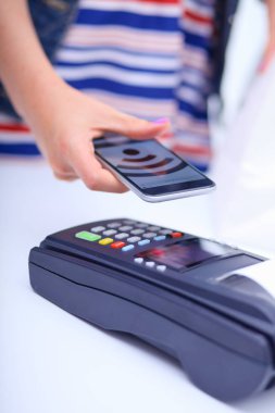 Müşteri ile smartphone Nfc teknolojisi kullanılarak dükkanda ödüyor. NFC teknolojisi. Müşteri ödeme