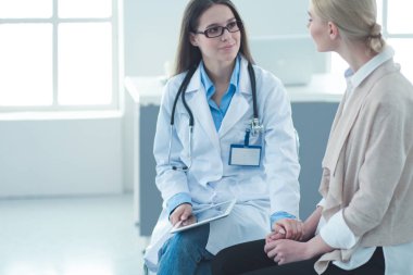 Doktor ve hasta masada otururken bir şey tartışıyorlar. İlaç ve sağlık hizmetleri kavramı