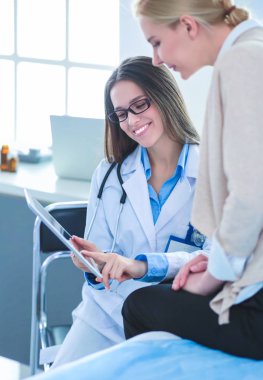 Doktor ve hasta masada otururken bir şey tartışıyorlar. İlaç ve sağlık hizmetleri kavramı