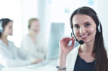 Ofiste dizüstü bilgisayarda çalışan çekici kadın. İş adamları