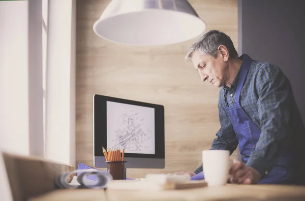 Architekt arbeitet im Büro am Reißbrett — Stockfoto