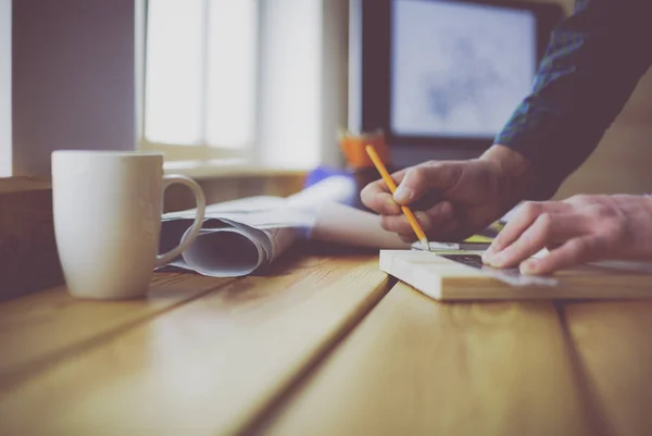 Architekt arbeitet im Büro am Reißbrett — Stockfoto