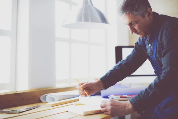 Arquitecto trabajando en mesa de dibujo en la oficina —  Fotos de Stock