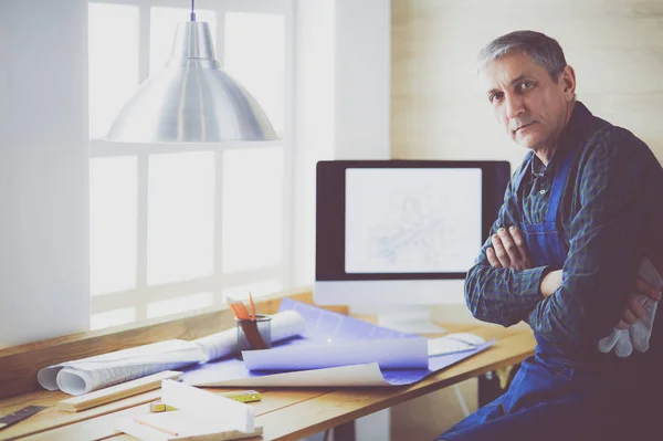 Architekt arbeitet im Büro am Reißbrett — Stockfoto