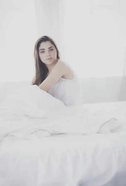 Mujer bonita acostada en su cama en casa — Foto de Stock