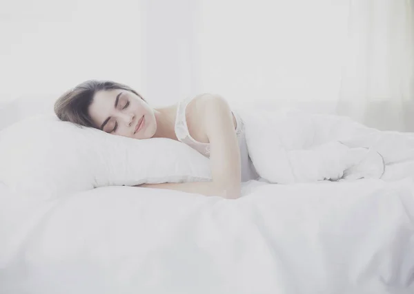 아름다운 여인 이 침대에 누워 집에서 — 스톡 사진