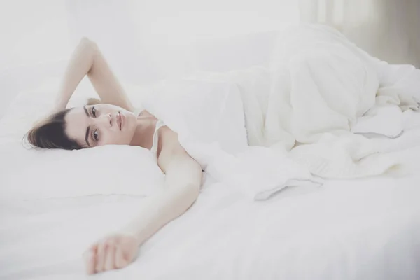 Όμορφη γυναίκα ξαπλωμένη στο κρεβάτι της στο σπίτι — Φωτογραφία Αρχείου