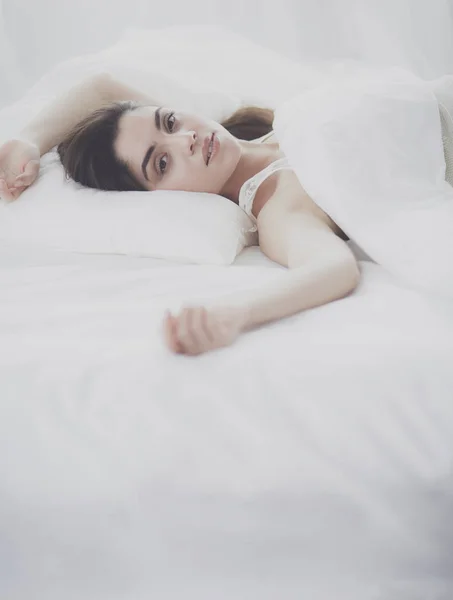 漂亮的女人躺在家里的床上 — 图库照片