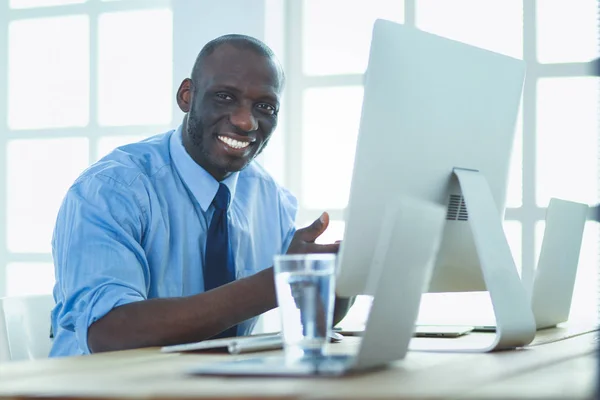 アフリカ系アメリカ人のビジネスマンがノートパソコンで働いてる — ストック写真