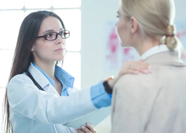 Doctor and patient discussing something while sitting at the table . Medicine and health care concept — Stock Photo, Image