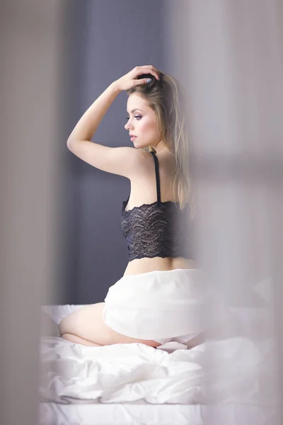 Sexy modna kobieta na łóżku — Zdjęcie stockowe