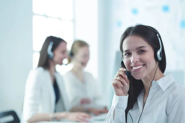 Atractiva mujer de negocios que trabaja en el ordenador portátil en la oficina. Gente de negocios — Foto de Stock