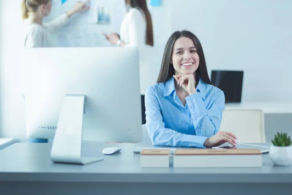 Wanita bisnis yang menarik bekerja pada laptop di kantor. Pebisnis — Stok Foto