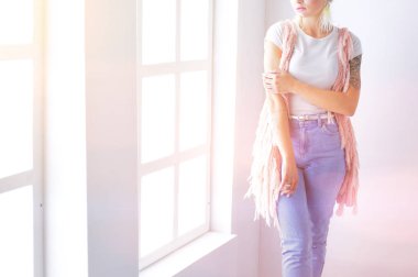 Çalışma odasında duran güzel bir kadın. Güzel kadın..