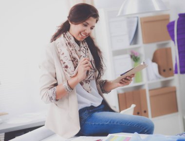 Stüdyoda çalışan genç moda tasarımcısı.