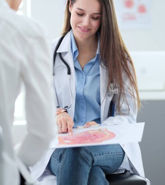 Doktor ve hasta masada otururken bir şey tartışıyorlar. İlaç ve sağlık hizmetleri kavramı