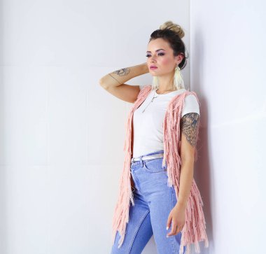 Çalışma odasında duran güzel bir kadın. Güzel kadın..