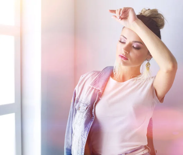 Beautiful woman standing in study. Beautiful woman. — Stock Photo, Image