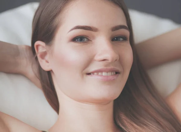 Beautiful young woman lying on the sofa — Stock Photo, Image