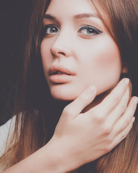 Retrato de una mujer hermosa, aislada sobre fondo negro. Retrato de una mujer hermosa — Foto de Stock