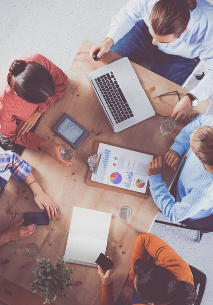 Zakenmensen die zitten en discussiëren tijdens een vergadering, in functie — Stockfoto