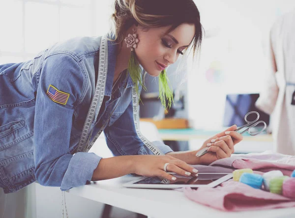 Fashion designer vrouw werkt aan haar ontwerpen in de studio — Stockfoto