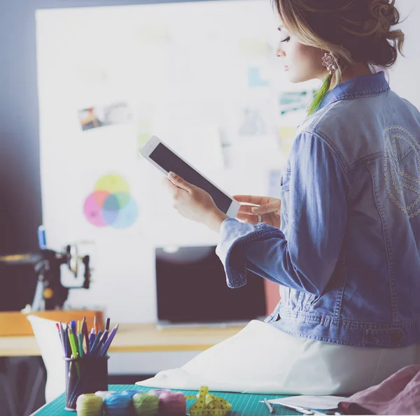 Fashion designer vrouw werkt aan haar ontwerpen in de studio — Stockfoto