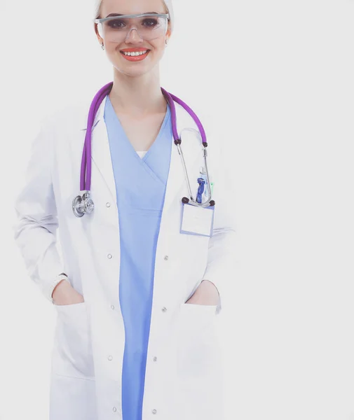 Portrait de femme médecin debout sur fond blanc isolé. Femme médecin. — Photo