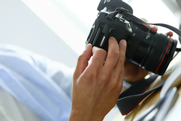 Retrato del joven diseñador sentado en el estudio gráfico frente a la computadora portátil y el ordenador mientras trabaja en línea. — Foto de Stock