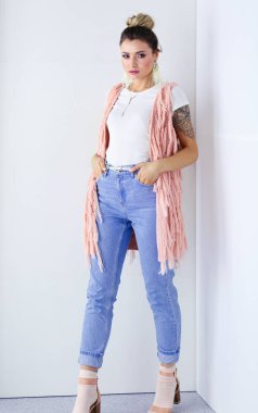 Çalışma odasında duran güzel bir kadın. Güzel kadın..