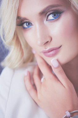 Genç ve güzel bir kadın yatakta yatıyor..