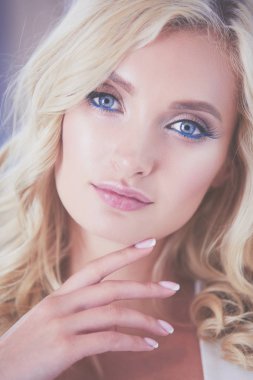 Genç ve güzel bir kadın yatakta yatıyor..