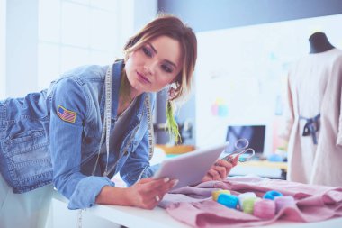Moda Tasarımcısı kadın stüdyoda tasarımları ile iPad üzerinde